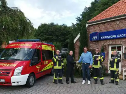 Christoph Rademacher (blaues Hemd) &uuml;bergibt Ortsbrandmeister Dennis Uschmann von der Ortswehr Uthwerdum eine Spende von 750 Euro.