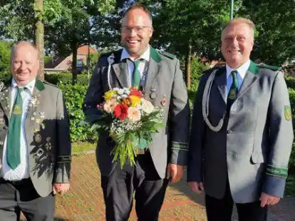 Das neue K&ouml;nigshaus in Linswege-Petersfeld: K&ouml;nig Kai Behrens (Mitte) mit den Adjutanten J&uuml;rgen Dujesiefken (links) und Thomas &Ouml;ltjen.