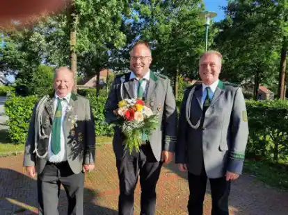 Das neue K&ouml;nigshaus in Linswege-Petersfeld: K&ouml;nig Kai Behrens (Mitte) mit den Adjutanten J&uuml;rgen Dujesiefken (links) und Thomas &Ouml;ltjen.