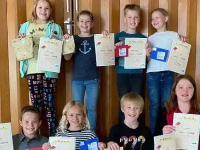 Machten ihre Sache gut beim Lesewettbewerb der Grundschule Abbehausen (hinten von links): Melina Waldeck, Lina Kluth, Niklas Jahnke und Emilia Mende sowie (vorne von links) Stefan Lang, Lotte M&uuml;ller, Simon Stuijt und Neele Hackbarth.
