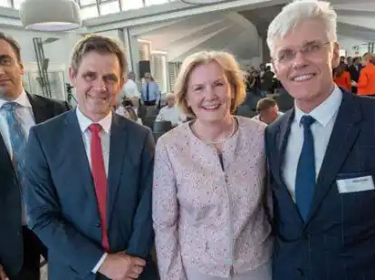 Feierten mit vielen geladenen G&auml;sten am Langenweg (v.li.): der Zukunftsforscher Sven G&aacute;bor J&aacute;nszky, IHK-Pr&auml;sident Jan M&uuml;ller, B&uuml;rgermeisterin Petra Averbeck und Treuhand-Chef Kersten Duwe, Sprecher der Gesch&auml;ftsf&uuml;hrung.