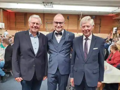 Galaabend 150 Jahre Garrel in der Sporthalle: B&uuml;rgermeister Thomas H&ouml;ffmann (Mitte) mit den Ehrenb&uuml;rgermeistern Ludger Mayhaus (rechts) und Rudi Bley.