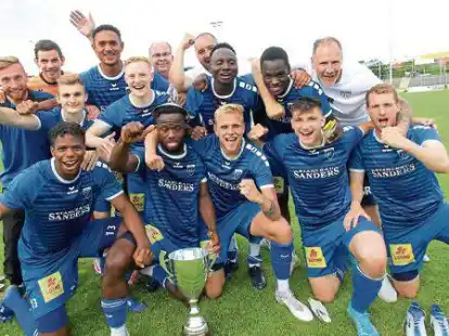 Da ist das Ding: Der BSV Kickers Emden hat ohne ein einziges Gegentor zu kassieren die erste Emder Stadtmeisterschaft unter freiem Himmel im eigenen Ostfriesland-Stadion gewonnen.