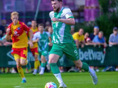 Starkes Deb&uuml;t:  Oliver Burke sprintet mit dem Ball im Spiel gegen den Karlsruher SC.