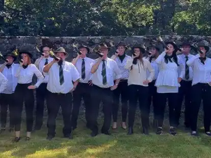 Die Jagdhornbl&auml;sergruppe Sager Heide ist beim Landeswettbewerb angetreten. Der Gruppe geh&ouml;ren an: (von links) Marieke Ostendorf, Petra Muhle, Lea Ritterhoff, Jann Oltmann, Tim Sahlberg, Torsten Deye, Horst Hullmann, Annika Ehlers-Wendt, Katharina Herreilers, Talea Seeger, Alina Nappe, Dirk Holtmann, Kerstin Deye und Jutta Braun-Burwinkel.