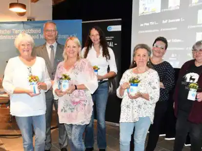 Der Vorsitzende des Nieders&auml;chsischen Tierschutzverbandes Dieter Ruhnke bedankte sich 2021 bei der Tierschutzgruppe Oldenburg-Land mit einer kleinen Aufmerksamkeit.