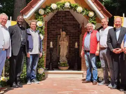 Die Verantwortlichen mit Pfarrer Uwe B&ouml;rner (Zweiter v.r.) und Bischof Joseph Kizito (Dritter v.l.) freuten sich &uuml;ber die Einweihung.