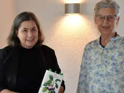 Bei der Schnackrunde in D&ouml;tlingen: Autorin Helga B&uuml;rster (links) mit Maria Heumann.