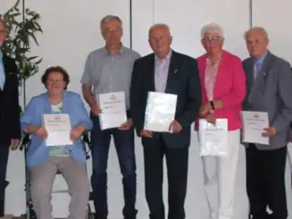 F&uuml;r langj&auml;hrige Mitgliedschaften konnte Vorsitzender Franz Emke (links) insgesamt 80 Mitglieder ehren.