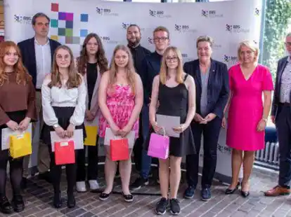 Besonders geehrt wurden die Klassenbesten Lina Thien, Werlte; Angelina Wigger, Essen; Diana Mitrofanov, Cloppenburg; Catherine Jantos, Cloppenburg; Patrick Diekhaus, Cappeln; Thore Dannebaum Wardenburg und Lara Heinje, L&ouml;ningen durch Kreisrat Ansgar Meyer (von re.), durch die stellvertretende Schulleiterin, Heike Brinkhus, durch die stellvertretende B&uuml;rgermeisterin Gabriele Heckmann und durch Schulleiter Dr. Andreas Berndt (2. von links).