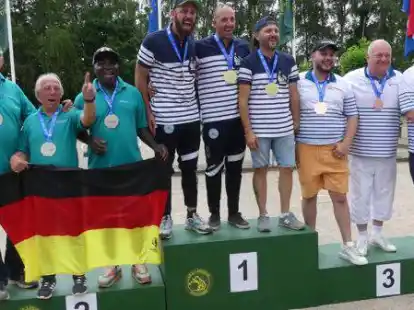 Rainer Grunst, Bernard Duchemin und Honor&eacute; Balie (von links) auf dem Siegertreppchen: Bei den Europ&auml;ischen Betriebssportspielen in Apeldoorn erreichten die Boule-Spieler aus Nordenham den zweiten Platz.