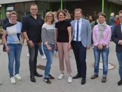 Waren bei der Einweihung der neuen Mensa der Grundschule Ofen mit dabei (von links): Schulausschuss-Vorsitzender Michael Cordes, Heike Bentjen (stellv. Leiterin Amt f&uuml;r Bildung, Familie und Sport), Axel Heyne (Leiter Geb&auml;udemanagement), Britta Ramsauer (Steuerungsgruppe Ganztagsschule), Schulleiterin Barbara Schwarte, B&uuml;rgermeister Henning Dierks, Christina Hecht (Steuerungsgruppe Ganztagsschule) und Carsten Meyer (Fachbereichsleiter Bauverwaltung).