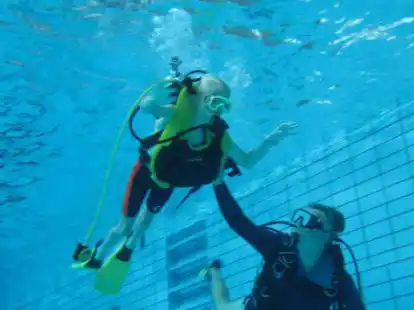 Das Schnuppertauchen im Hallenbad Brake geh&ouml;rt auch in diesem Jahr zum Angebot des Stadlander Ferienpasses.