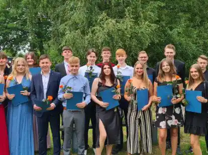 Die Sch&uuml;lerinnen und Sch&uuml;ler der 10B2 haben von Klassenlehrer Jann Sch&uuml;tt (links) und Ilona Seebeck, Schulleiterin der Oberschule an der Zinzendorfschule, ihre Zeugnisse erhalten.