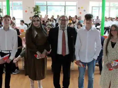 Als Jahrgangsbeste zeichnete Oberschuldirektor Johannes Bockhorst (Mitte) Lukas Libert (10Ra, von links), Dilber Berisik (10Ha), Calvin Klass (10Rb) und Maria Maurer (10Rc) aus.