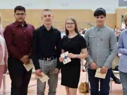 Die Klassenbesten mit Schulleiterin Dorothea Kuhlmann-Arends (von links) Abdo Chokr (10H), Eric Endler (10Ra), Klassenbeste, Jahrgangsbeste und Tr&auml;gerin des Sozialpreises der Gemeinde B&ouml;sel Nelly Fischer (10Rb), Leon Potthoff (9Ha) und Jonas Mantik (9Hb)
