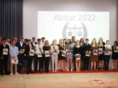 Am Beruflichen Gymnasium der BBS Varel haben 29 Sch&uuml;lerinnen und Sch&uuml;ler ihre Abiturpr&uuml;fung 2022 bestanden.