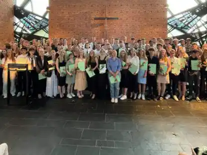 98 Sch&uuml;lerinnen und Sch&uuml;ler des Mariengymnasiums Jever bilden den Abi-Jahrgang 2022. In der Stadtkirche wurden die Abiturzeugnisse &uuml;berreicht und etliche Sch&uuml;ler f&uuml;r besonderes Engagement und besondere schulische Leistungen geehrt.
