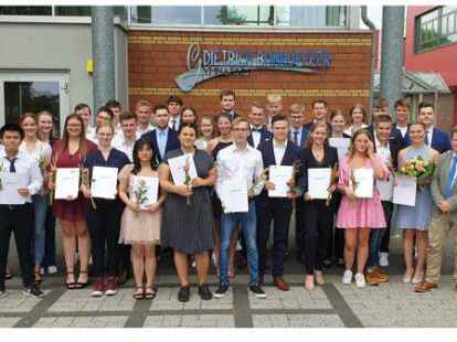 Abiturjahrgang 2022 am Dietrich-Bonhoeffer-Gymnasium in Ahlhorn mit Schulleiter Florian Sch&ouml;n (von rechts) und Oberstufenkoordinator Hendrik van Duijn.