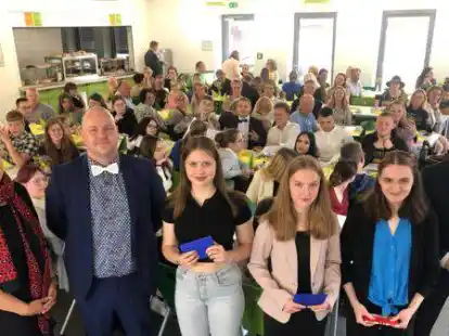 Strahlende Gesichter bei der Verabschiedung an der Oberschule Cappeln: Schulleiterin Petra Brokamp (von links), Konrektor Paul Klemme, Melissa Wegner, Mariella Buschen, Klara-Katharina Kuhn, B&uuml;rgermeister Marcus Brinkmann