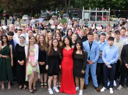 Die Sch&uuml;lerinnen und Sch&uuml;ler der Klassen 10a und 10b der Oberschule Elsfleth wurden in einer Feier auf dem Schulhof verabschiedet.