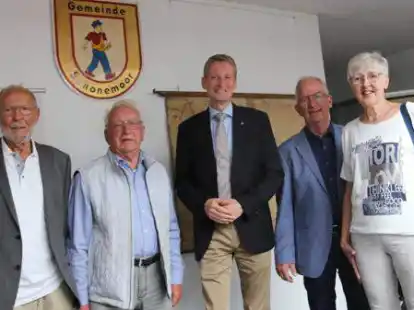 Berichteten f&uuml;r die Ausstellung als Zeitzeugen und tauschten sich bei der Er&ouml;ffnung mit B&uuml;rgermeister Ralf Wessel (Mitte) aus: Werner Krause (von links), Helmut Otte, Rolf Niemeyer und Anni Schl&uuml;ter.