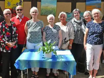 Die Malgruppe &bdquo;Aquabella&ldquo; vor der M&uuml;ller-vom-Siel-Kate in D&ouml;tlingen: (von links) Werner Hock, Gertrud Kula, Rolf Sablotny, Annegret Zammert, Edeltraut-Anna Wojahn, Sabine Feger, Anke Christiansen, Waltraut Heldt, Roswitha Hansen und Dorothea Hamann