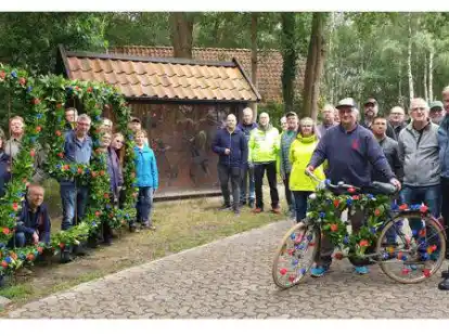 250. Ausfahrt des Radfahrervereins &bdquo;Radlerlust&ldquo; Hengstlage: Daf&uuml;r wurde am Donnerstagabend auf dem Heidesportplatz eine geschm&uuml;ckte &bdquo;250&ldquo; aufgestellt. Im Hintergrund ist der Schaukasten zu sehen, in dem ein altes Tandem ausgestellt ist.