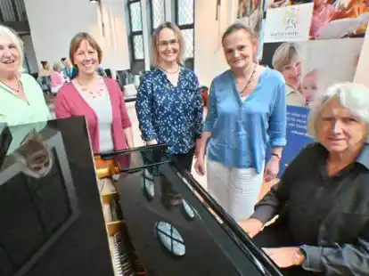Feierten 15 Jahre Wellcome: (von links) Petra Bremke-Metscher (Fr&uuml;he Hilfen Stadt Oldenburg), Maike Bruns (Leiterin EFB), Marit Kukat, Karola Mehrhardt (beide Wellcome) und Pianist Ronald Poelman.