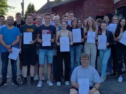 Viel Spa&szlig; im Spiel hatten die 27 k&uuml;nftigen Betreuerinnen und Betreuer in der Kinder- und Jugendarbeit, die jetzt im Jugendzentrum Wasserturm ihre Jugendleitercard von Stadtjugendpfleger Matthias Wekenborg (li.) entgegen nehmen konnten.