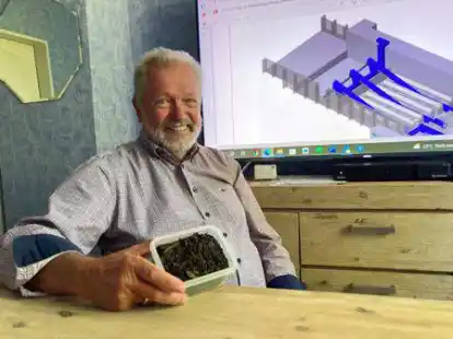 Entwickelt Anlagen, die aus biogenen Stoffen wie Lebensmittelresten oder Gr&uuml;nschnitt Biokohle (Bild) herstellen: Diplom-Ingenieur Klaus Serfass aus Hoykenkamp. Im Hintergrund ist der Entwurf einer Karbonisierungsanlage zu sehen, die er gerade f&uuml;r ein Zementwerk bei Berlin projektiert hat.