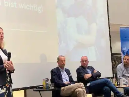 Hatten zum B&uuml;rgergespr&auml;ch zu den Erweiterungspl&auml;nen des Evangelischen Krankenhauses eingeladen (von links): Verwaltungsdirektorin Kristina Minder, Aufsichtsratsvorsitzender Helmut Hartig,  Gesch&auml;ftsf&uuml;hrer Dr.  Alexander Poppinga und  Pressesprecher Maik G&uuml;nther