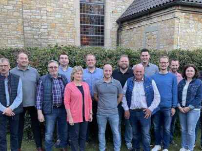 Wechsel im Vorstand des Dorfvereins: Werner Stuntebeck (vorne, von links), Heinz Schillm&ouml;ller, Renate Abeling, Patrik Flaken, Gerd Alterbaum, Frank Schwerter, Birgit Hermes, Gaby Heckmann (hinten von links), Matthias Deeken, Henning Lake, Christoph Otten, Johannes Schmidt, Alexander Haglage, Schristoph Frerichs, Rolf Frilling