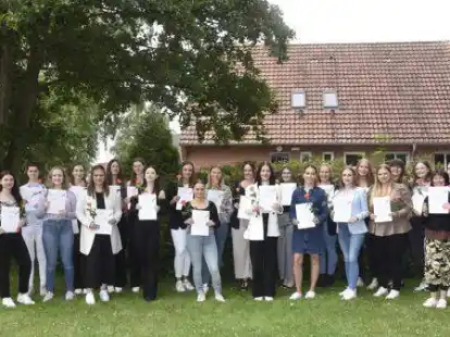 Bestanden haben in der Klasse B7QAM 20.1: Suad Alsnih, Melina Bartonek, Alina Blank, Larissa Blank, Jasmin Dekarski, Fiona Dittrich, Cora Drees, Jona Marie Hanke, Lina Hein, Celina Hoppe, Pia Jasper, Lorena Ella Kirchner, Wiebke Kriebisch, Ann-Christin Leisner, Vialetta Metzger, Lea Naber, Katharina Oltmanns, Vivian Pargmann, Antonia Pl&uuml;mer, Doreen Rabe, Liska R&uuml;mke, Rabea Sch&auml;fer, Marie Seemann, Evgenia Zangelidou, Naima Ziemann