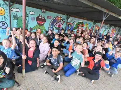 Wir haben es geschafft: Die Viertkl&auml;ssler der Grundschule Dietrichsfeld hinterlassen eines langes Wandbild am Fahrradstand auf dem Schulhof.