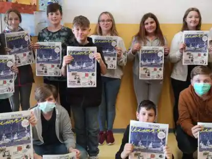 Die Sch&uuml;lerinnen und Sch&uuml;ler der Elisa-Kauffeld-Oberschule in Jever beteiligten sich am Anne-Frank-Tag 2022. Mithilfe einer Plakatausstellung zum Thema und der Anne-Frank-Zeitung informierten sie sich &uuml;ber Anne Frank.