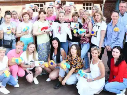 Sie organisieren das Dank-Fest: Die Ukrainerinnen planen das komplette Programm. Unterst&uuml;tzt werden sie unter anderen von Johannes Lamping (Landes-Caritasverband, 2. von rechts) und Alena P&ouml;lking (Stadt Vechta, rechts).