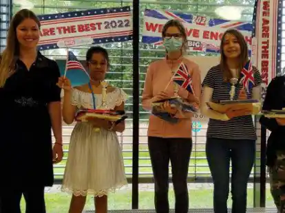 Freude &uuml;ber die guten Ergebnisse im Wettbewerb (von links): Maike Litmeyer-Schaaber, Carina Freeke (Klasse 6.5), Anne Schoof (7.3), Mila Rosemeyer (9.2) und Larissa Fochtler (9.2).