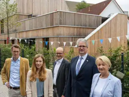 Stellten die neue Gro&szlig;tagespflege vor:  Hanko Hoyer (Angelis & Partner, Architekt), Katharina Rolfs (Staatliches Baumanagement), Meik M&ouml;llers (Dezernent Geb&auml;ude Management), J&ouml;rg Stahlmann (Vizepr&auml;sident Verwaltung Finanzen) und Angelika M&uuml;ller (Abteilungsleitung Dezernat 1)