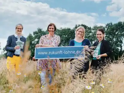 Dr. Henrike Voet, Sandra Mezger, Beata Punte und Dr. Barbara Grabkowsky (von links) stellen den B&uuml;rger-Klimapark vor.