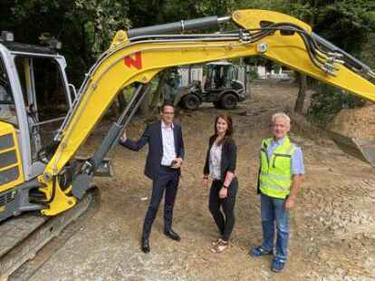 Vorstand Timo Kramer, die Leiterin der Stadtwerke-Vergabestelle Nadine Frerichs und Projektleiter Burkhard Wilts auf der Baustelle in der Gartenstra&szlig;e.