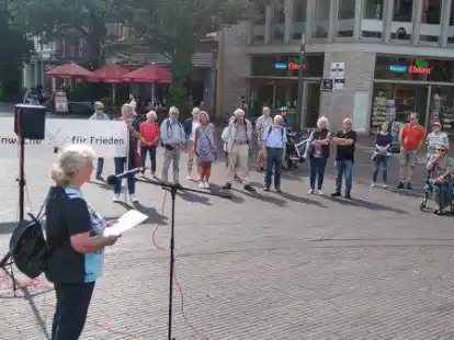 Die Leeraner Mahnwache gegen den Krieg in der Ukraine findet montags auf dem Denkmalsplatz statt.