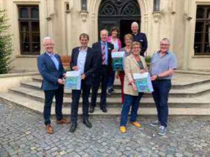 Landrat Matthias Groote (links) sowie die Veranstalter, Organisationsleitung und die Unterst&uuml;tzer freuen sich auf &bdquo;L&uuml;cht un Sp&ouml;&ouml;l&ldquo; im September. Bild: Thien