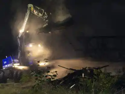 Noch in der Nacht des Feuers wurde das Technische Hilfswerk hinzugerufen, um Teile des Geb&auml;udes abzutragen. Die Polizei hat derweil die Ermittlungen zur Brandursache aufgenommen.