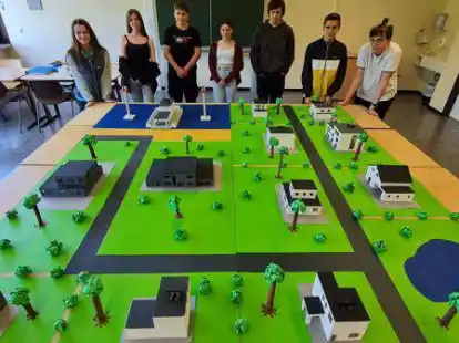 Sie haben die Stadt der Zukunft entworfen (von links): Jasmin Hellmers, Celine Hohmann, Jonas Marmelo, Angelina Diers, Jonathan Oetje-Weber, Jason Tritz und Malte Klaa&szlig;ens.