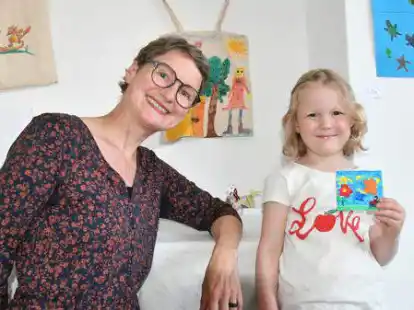 Sabine Jan&szlig;en mit Sch&uuml;lerin Tilda Schaffmeyer, die seit Anfang M&auml;rz den Kunstunterricht besucht und stolz ihre ersten Werke zeigte.