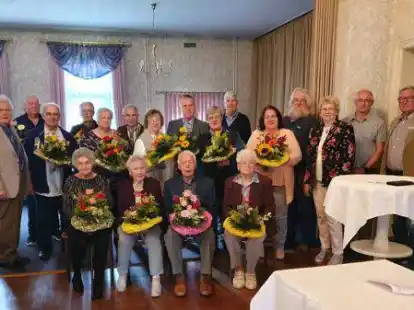 Mitgliederversammlung des Ortsverbandes Bockhorn im Sozialverband Deutschland: Manfred Rothenburg (ganz links) sowie Johann Helmerichs, Bernd Piper und Elfriede Rothenburg zusammen mit den Geehrten f&uuml;r 25 und 10-j&auml;hrige Mitgliedschaft (von rechts). Foto: SoVD-OV Bockhorn