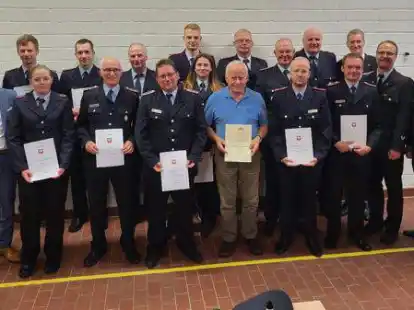Fachdienstleiter Marcus Ahrens (vorn,  links), Kreisbrandmeister Andreas Tangemann (von rechts), Gemeindebrandmeister Bernd Lembke und B&uuml;rgermeister Ralf Wessel begl&uuml;ckw&uuml;nschten die Geehrten und Bef&ouml;rderten der Feuerwehr Havekost-Hengsterholz.