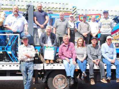 Mit &bdquo;Polizeischutz&ldquo;: Schausteller, B&uuml;rgermeister, Gemeindevertreter und der Marktvogt Matthias L&uuml;hrs (rechts neben der Figur des US-Officers) freuen sich auf den Sander Markt.