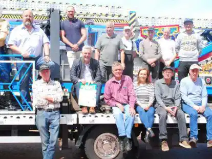 Mit &bdquo;Polizeischutz&ldquo;: Schausteller, B&uuml;rgermeister, Gemeindevertreter und der Marktvogt Matthias L&uuml;hrs (rechts neben der Figur des US-Officers) freuen sich auf den Sander Markt.